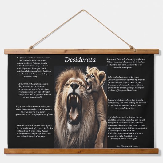 ベビーライオンは父親の首をかむ 吊り下げ型タペストリー (正面)