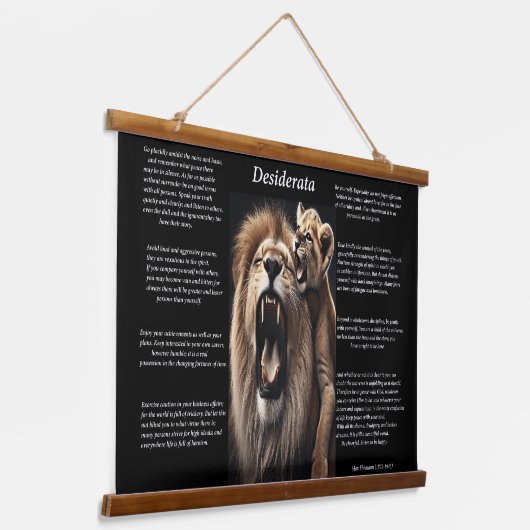 ベビーライオンは父親の首をかむ 吊り下げ型タペストリー (傾斜あり)