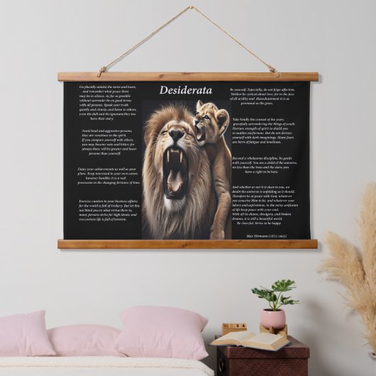 ベビーライオンは父親の首をかむ 吊り下げ型タペストリー (寝室)