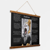 ベビーライオンは親の首をかむ 吊り下げ型タペストリー (傾斜あり)