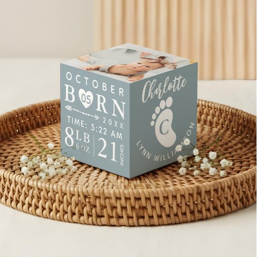 ベビー写真と出生記録の青いイニシャル飾り フォトキューブ