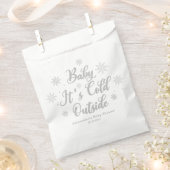 ベビー冬のベビーシャワー外は寒い フェイバーバッグ (クリップ留めされた状態)