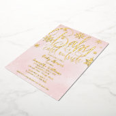 ベビー冬の女の子の赤ちゃんシャワー外が寒い 箔招待状 (回転した状態)