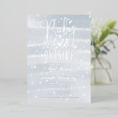 ベビー冬の男の子の赤ちゃんシャワー外が寒い 箔招待状 (立ち正面)