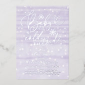 ベビー冬の紫の赤ちゃんシャワー外は寒い 箔招待状 (正面)