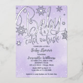 ベビー冬の紫の赤ちゃんシャワー外は寒い 箔招待状 (正面)