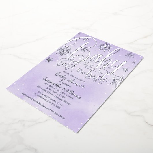 ベビー冬の紫の赤ちゃんシャワー外は寒い 箔招待状 (回転した状態)