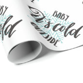 ベビー冷たい外の雪片-モダンなレタリング ラッピングペーパー (ロールコーナー)