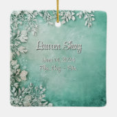 ベビー初めてのクリスマスウィンターグリーン/ティール（緑がかった色）キープサケ セラミックオーナメント (裏面)