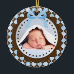 ベビー初めてのクリスマスオーナメント セラミックオーナメント<br><div class="desc">このパーソナライズされたベビーの初めてのクリスマスオーナメントはカスタマイズ、お子様の名前、写真、年と共に使用できる。青いリボンで可愛らしい茶色と青の背景に子供の写真を取り付けアーガイル、ストッキングのスタッファーやクリスマス素晴らしイブの贈り物を作る。クリスマスに大切にしてくれる美しい記念来品だ!</div>