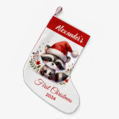 ベビー初めてのクリスマスカワイトラクーンパーソナライズされた スモールクリスマスストッキング (正面 (吊り時))