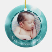 ベビー初めてのクリスマスティール（緑がかった色）《写真》ぼけ味パーソナライズされた写真 セラミックオーナメント (裏面)