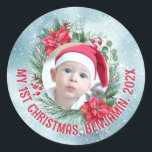 ベビー初めてのクリスマスフォトフローラリース ラウンドシール<br><div class="desc">ベビーの初めてのクリスマスの写真のシール赤い緑のフローラリースとパーソナライズされた文字。</div>