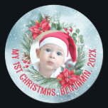 ベビー初めてのクリスマスフォトフローラリース ラウンドシール<br><div class="desc">ベビーの初めてのクリスマスの写真のシール赤い緑のフローラリースとパーソナライズされた文字。</div>