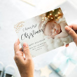 ベビー初めてのクリスマス書道離れの写真写真 シーズンカード<br><div class="desc">ベビー初めてのクリスマス書道離れの写真。デジタルおよび印刷で利用可能。お祝ベビーの初めてのクリスマスと休日の挨拶。あなたのベビーの名前と初めてのクリスマスのための美しい書道のスクリプト。簡単にすべての文字をパーソナライズし、サンプル写真を自分の写真に置き換える。グラデーションのオーバーレイ層は写真の上にあり、文字の一部を上に重ねて中央に到達するとフェードアウトする。</div>