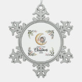 ベビー初めてのクリスマス2025ヴィンテージムーン&ベビー スノーフレークピューターオーナメント (正面)