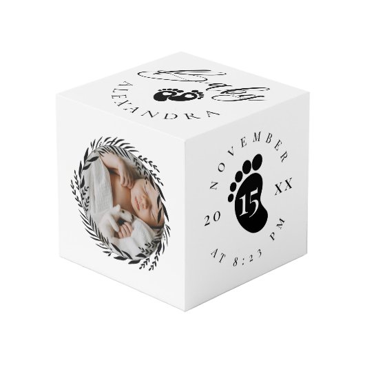ベビー名および誕生統計のフットプリントおよび写真リース フォトキューブ (正面アングル)