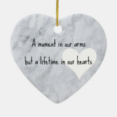 ベビー名及びベビー日付による損失記念碑 セラミックオーナメント (裏面)