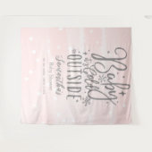 ベビー外が冷たい女の子ベビーシャワー背景 タペストリー (正面(横))