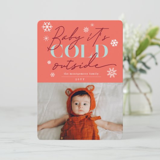 ベビー外が寒いタイポグラフィ雪片の写真 シーズンカード (スタンド正面)