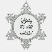 ベビー外は冷たいカスタム文字おもしろい スノーフレークピューターオーナメント (正面)