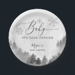 ベビー外は冷たい灰色の雪の結晶シャワー ペーパープレート<br><div class="desc">赤素朴ちゃんシャワー紙プレートは、松の木の森と灰色の雪の結晶と雪の山の水色イラストレーションを特徴とする。文字は「ベビー外は寒い」と言う。</div>