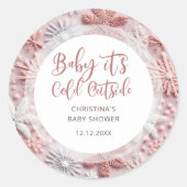 ベビー外は寒いスノーフレーク女の子ベビーシャワー ラウンドシール (正面)
