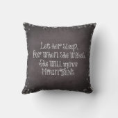 ベビー引用文:彼女が目を覚ますとき、彼女を眠らせなさい クッション (裏面)