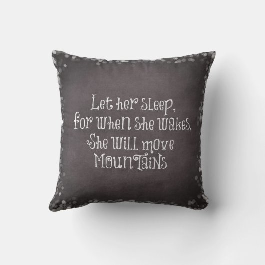 ベビー引用文:彼女が目を覚ますとき、彼女を眠らせなさい クッション (裏面)