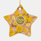 ベビー最初のかわいいイエローピンクフローラの休日 セラミックオーナメント (正面)