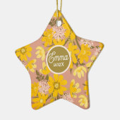 ベビー最初のかわいいイエローピンクフローラの休日 セラミックオーナメント (左)