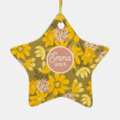 ベビー最初のかわいいイエローピンクフローラの休日 セラミックオーナメント (裏面)