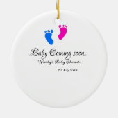 ベビー来の間もなく赤ちゃんシャワーブルーピンクベビー足n セラミックオーナメント (裏面)