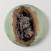 ベビー灰色リスのクリスマス 缶バッジ (正面)