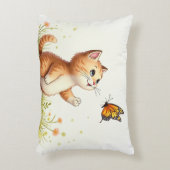ベビー猫と蝶まくら アクセントクッション (正面(垂直))