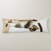 ベビー猫、愛らしいかわいい子ネコの登山 ボディピロー (裏面)