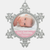 ベビー生まれたばかりの第1回クリスマスフォトピンク雪 スノーフレークピューターオーナメント (正面)