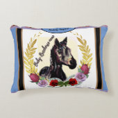 ベビー競走馬マーレがレースに勝つ アクセントクッション (正面)