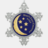 ベビー第1回クリスマスチーズムーン&スターズカスタム スノーフレークピューターオーナメント (正面)