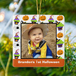 ベビー第1回ハロウィーン写真かわいいパーソナライズされた セラミックオーナメント<br><div class="desc">この愛らしいベビーの初めてのハロウィーンオーナメントは、10月を愛する新しい両親に最適だ。この可愛いハロウィーンベビー第1オーナメントは、笑顔のジャック・O'ランタン、不気味な黒いクモ違うと、トリックや喜びを楽しむために魔女の帽子を上に置いたおいしいカップケーキを備えている。</div>
