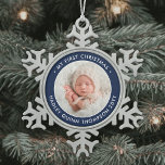ベビー第1回モダンクリスマス写真海軍ブルーホワイト スノーフレークピューターオーナメント<br><div class="desc">バ祝インの青と白の写真のスタイリッシュラウンド金属の雪のカスタム結晶クリスマス装飾とホリデーシーズンの喜び。このテンプレートの文言と写真はパーソナライズするシンプルためのである。「私の初めてのクリスマス」の引用文は、オーナメントが別の大事な行事のためである場合に変更する簡単である。(IMAGE & 文字デザイン TIPS: 1)文言の位置を調整するには、最初または最後に宇宙を追加する。2)写真を正確に中央に配置するには、Zazzleのウェブサイトにアップロードする前に正方形の形にトリミングする。 デザインは、あなたの選択の1つの写真とシックなミニマルモダンリストタイポグラフィを備えている。青い色は新生児の少年に最適。このユニーク家族の記念エレガント品はクリスマスの家の装飾にtouchを加える。</div>
