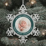 ベビー第1回モダンクリスマス写真緑と白 スノーフレークピューターオーナメント<br><div class="desc">祝シンプルはクリスマスの季節の楽しさと緑と白スタイリッシュの写真のカスタムラウンド金属のスノーフレークの装飾。デザイン男女兼用は、新生児の少年または少女に適している。このテンプレートの文言と写真はパーソナライズするシンプルためのである。「私の初めてのクリスマス」の引用文は、オーナメントが別の大事な行事のためである場合に変更する簡単である。(IMAGE & 文字デザイン TIPS: 1)文言の位置を調整するには、最初または最後に宇宙を追加する。2)写真を正確に中央に配置するには、Zazzleのウェブサイトにアップロードする前に正方形の形にトリミングする。 デザインは、あなたの選択の1つの写真とシックなミニマルモダンリストタイポグラフィを備えている。このユニーク家族の記念エレガント品はクリスマスの家の装飾にtouchを加える。</div>