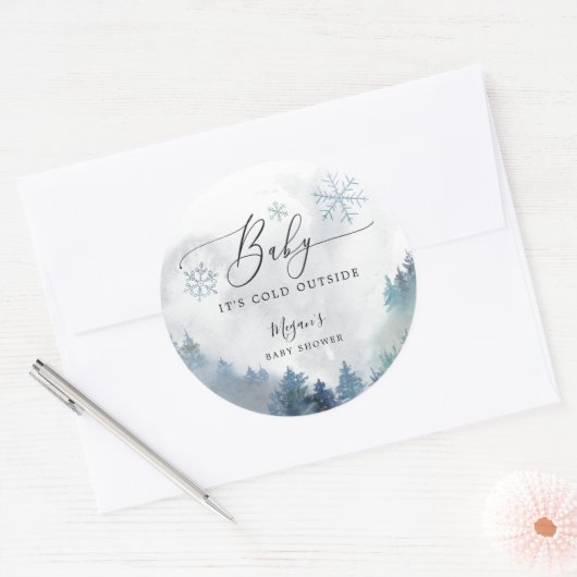 ベビー素朴ブルーの赤ちゃんシャワー外は寒い ラウンドシール (封筒)
