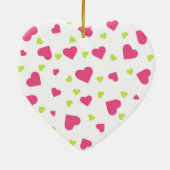 ベビー誕生ピンクと緑のタンブリングハートパターン セラミックオーナメント (裏面)