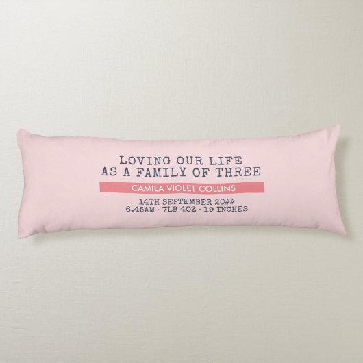 ベビー誕生統計と5フォトストリップコラージピンク ボディピロー (裏面)