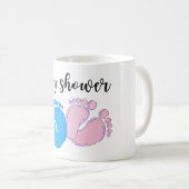 ベビー足ブルーとピンクのミニマリスト赤ちゃんシャワー コーヒーマグカップ (正面右)