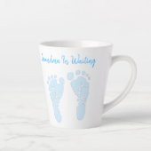 ベビー足跡の祖母の男の子になる発表 カフェラテマグ (右)