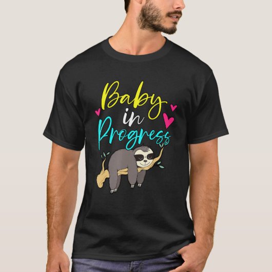ベビー進行中のスロース妊娠の発表 Tシャツ (正面)