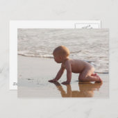 ベビー遊がビーチの砂の中にある ポストカード (正面/裏面)