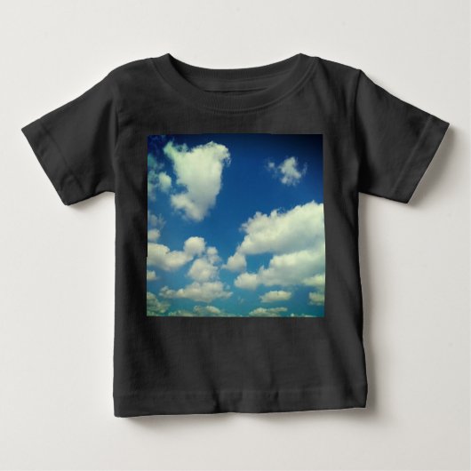 ベビー雲、青空 ベビーTシャツ (正面)